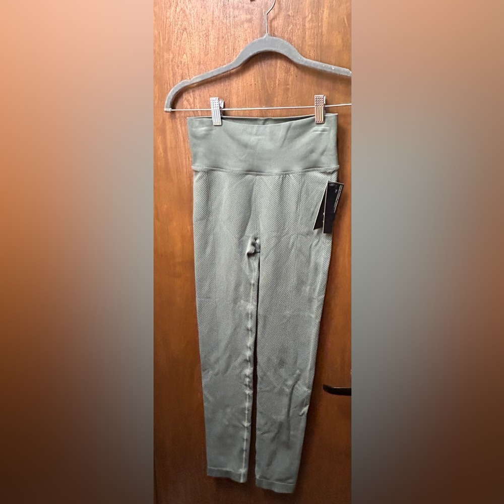 NWT Athletic Essentials Leggings size Small